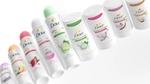 Dove Deodorants als Spray und Stick in verschiedenen Produktvarianten mit rosa, hellgrünen, violetten und orangefarbenen Verschlüssen.