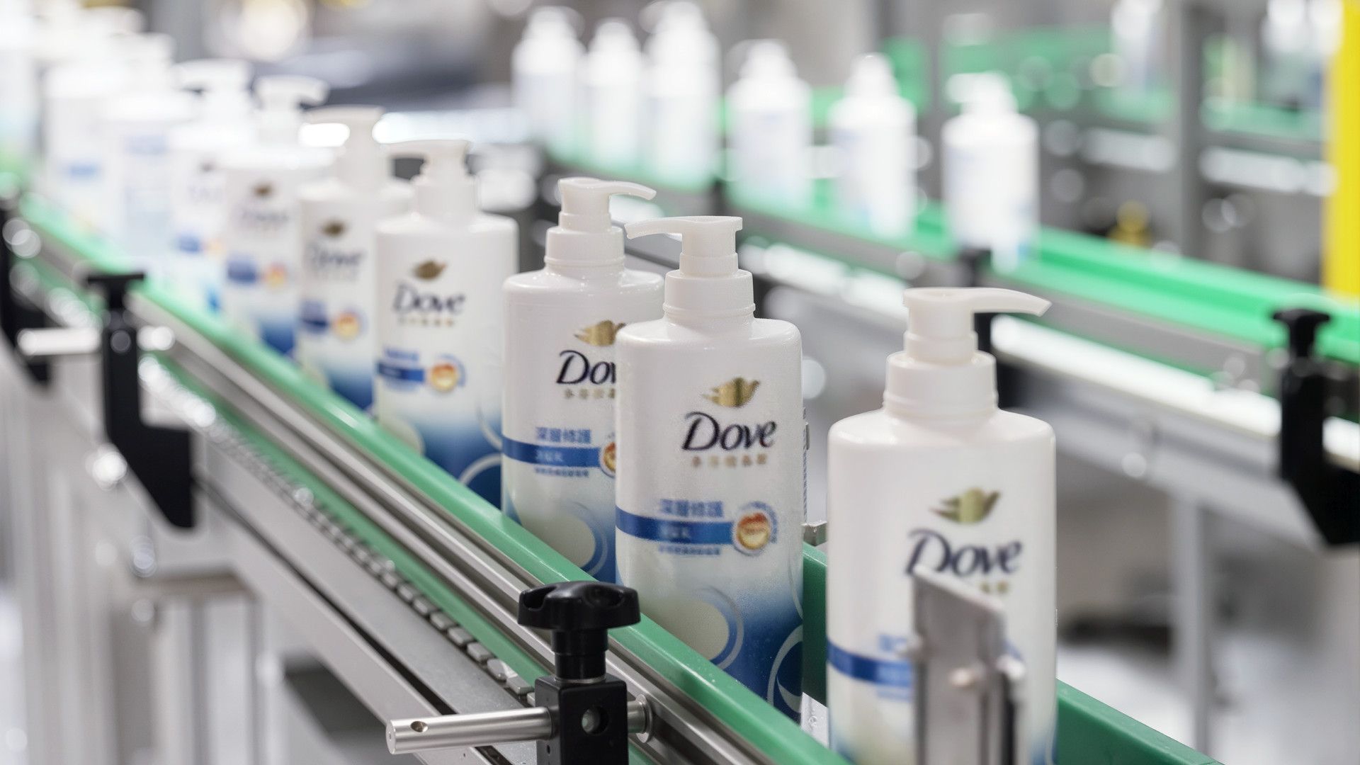 Dove-Produkte auf einer Produktionslinie, die mit Hilfe von KI auf Effizienz und Produktivität optimiert wurde