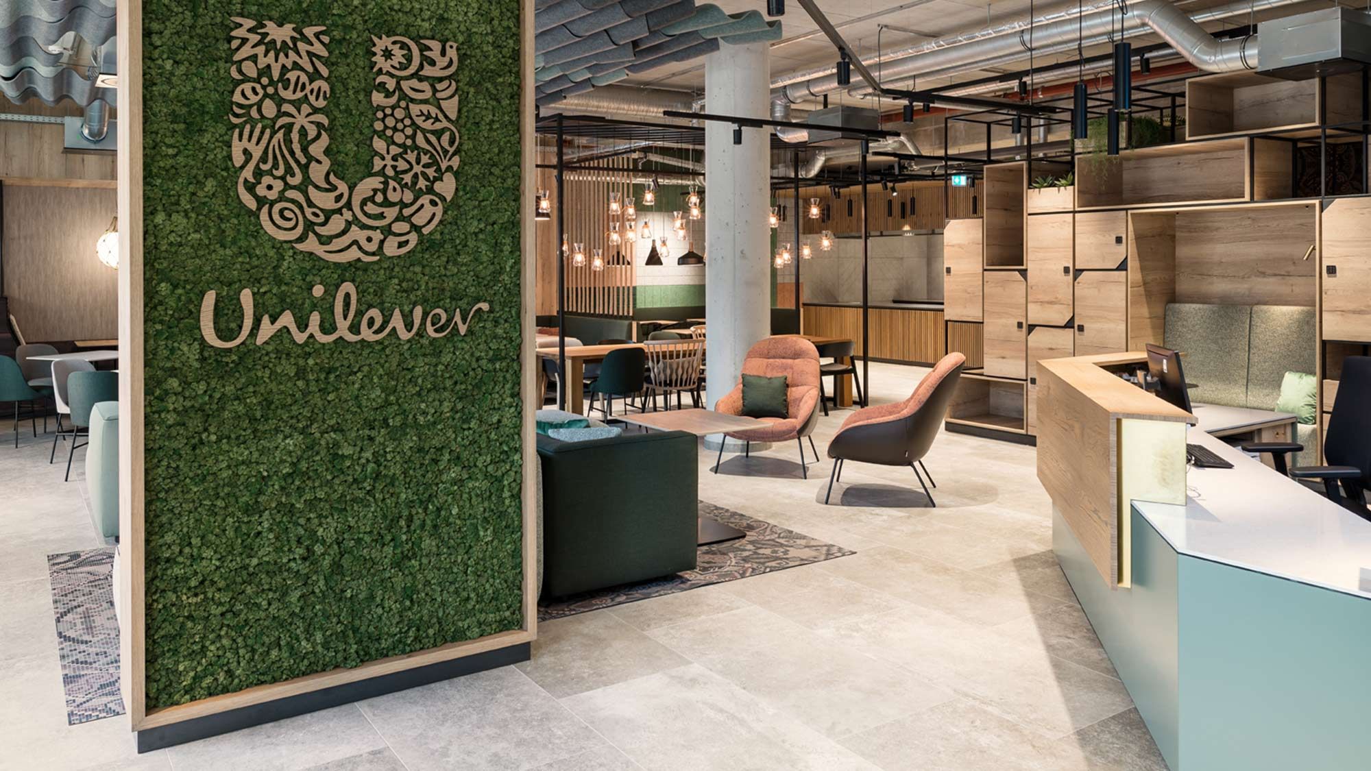 Foyer der Firmenzentrale von Unilever Deutschland in Hamburg mit Blick auf das Café und das Unileverlogo an einer Mooswand.