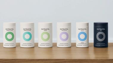 Eine Auswahl von Nutrafol-Nahrungsergänzungsmitteln.