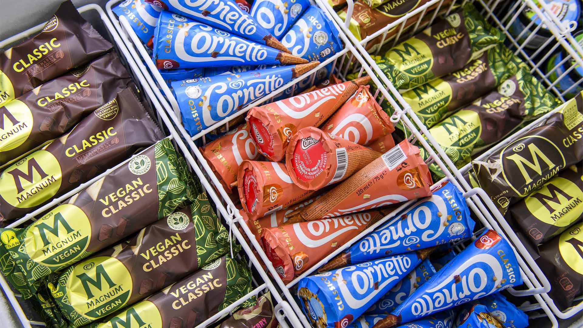 Eistruhen mit verschiedenenen Unilever Eissorten wie Magnum und Cornetto.