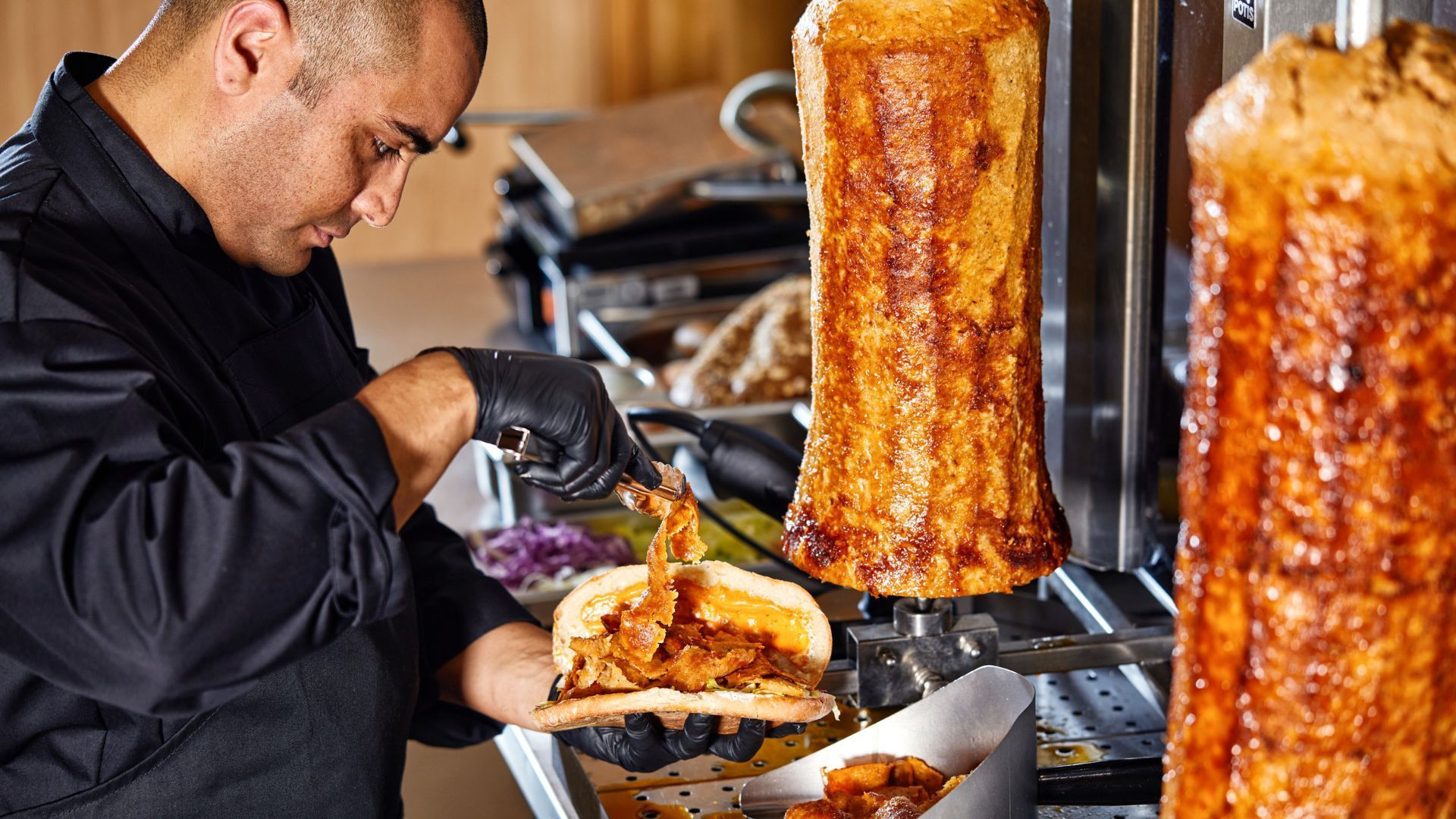 Zwei Plant-based Kebab-Spieße von The Vegetarian Butcher und ein Mann, der einen Döner zubereitet.