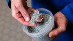 Wissenschaftler von Unilever mit einer Handvoll recycelter Kunstoffpellets
