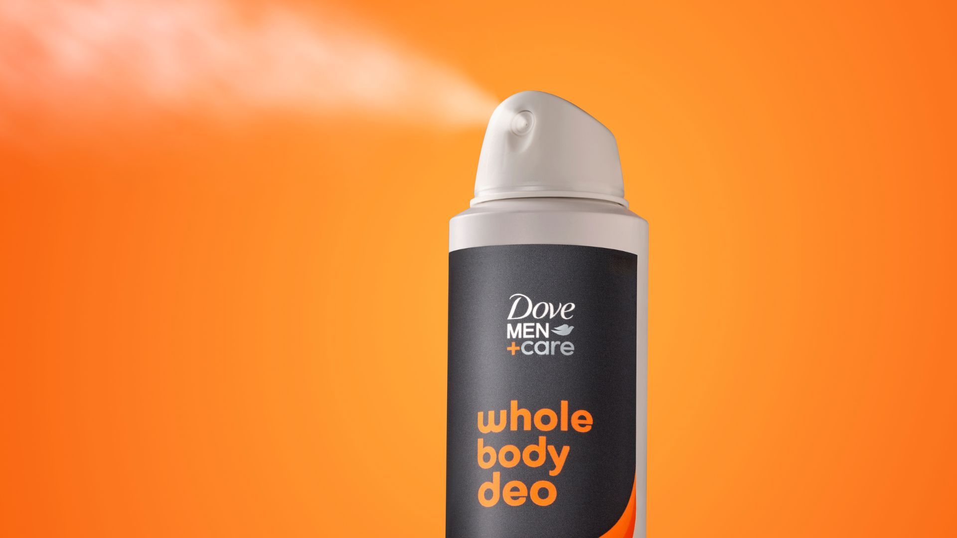 Ein Ganzkörper-Deospray von Dove Men+Care vor einem orangefarbenen Hintergrund.