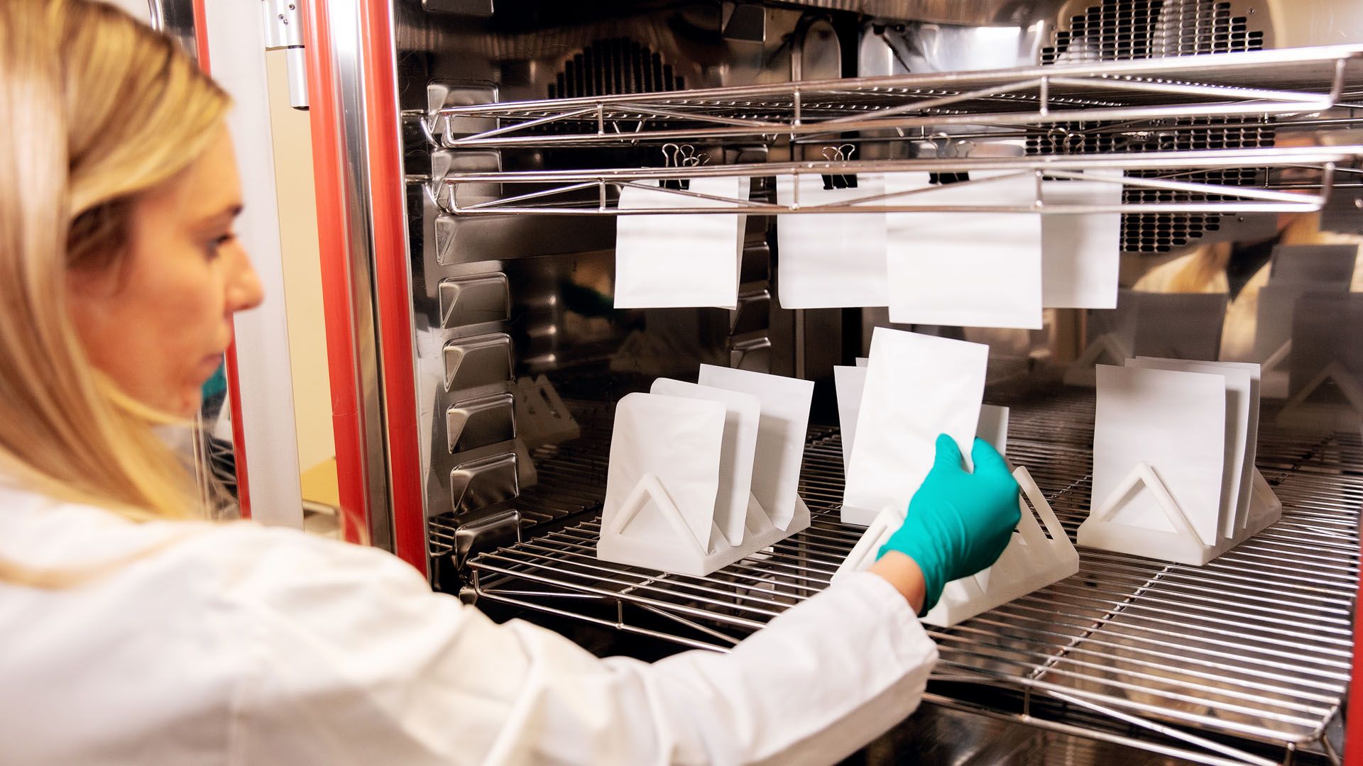Unilever-Wissenschaftlerin bei der Untersuchung von Papierverpackungen in einem Forschungs- und Entwicklungslabor.