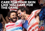 Zwei männliche amerikanische Fans feiern gemeinsam – neben einem Aufruf von Dove Men+Care, die eigene Haut genauso zu pflegen wie das Spiel.