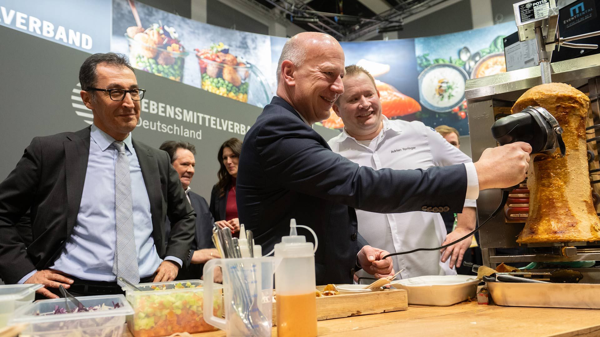 Der Berliner Bürgermeister Kai Wegner schneidet den plant-based Kebab von The Vegetarian Butcher vom Drehspieß
