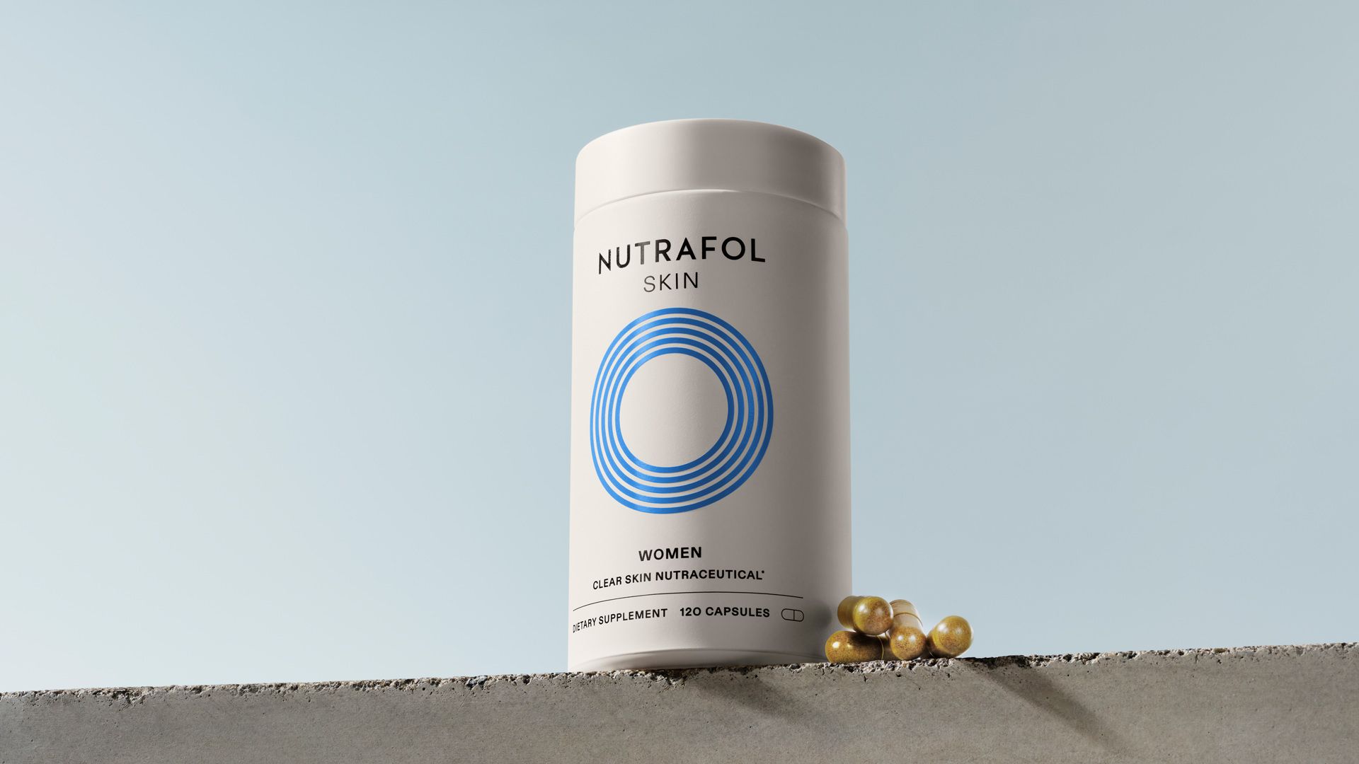 Eine Flasche Nutrafol Skin, ein tägliches Nahrungsergänzungsmittel für Frauen nach ärztlicher Rezeptur, das die Ursachen von Akne bekämpft.