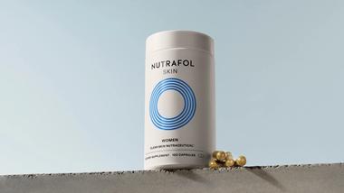 Eine Flasche Nutrafol Skin, ein tägliches Nahrungsergänzungsmittel für Frauen nach ärztlicher Rezeptur, das die Ursachen von Akne bekämpft.