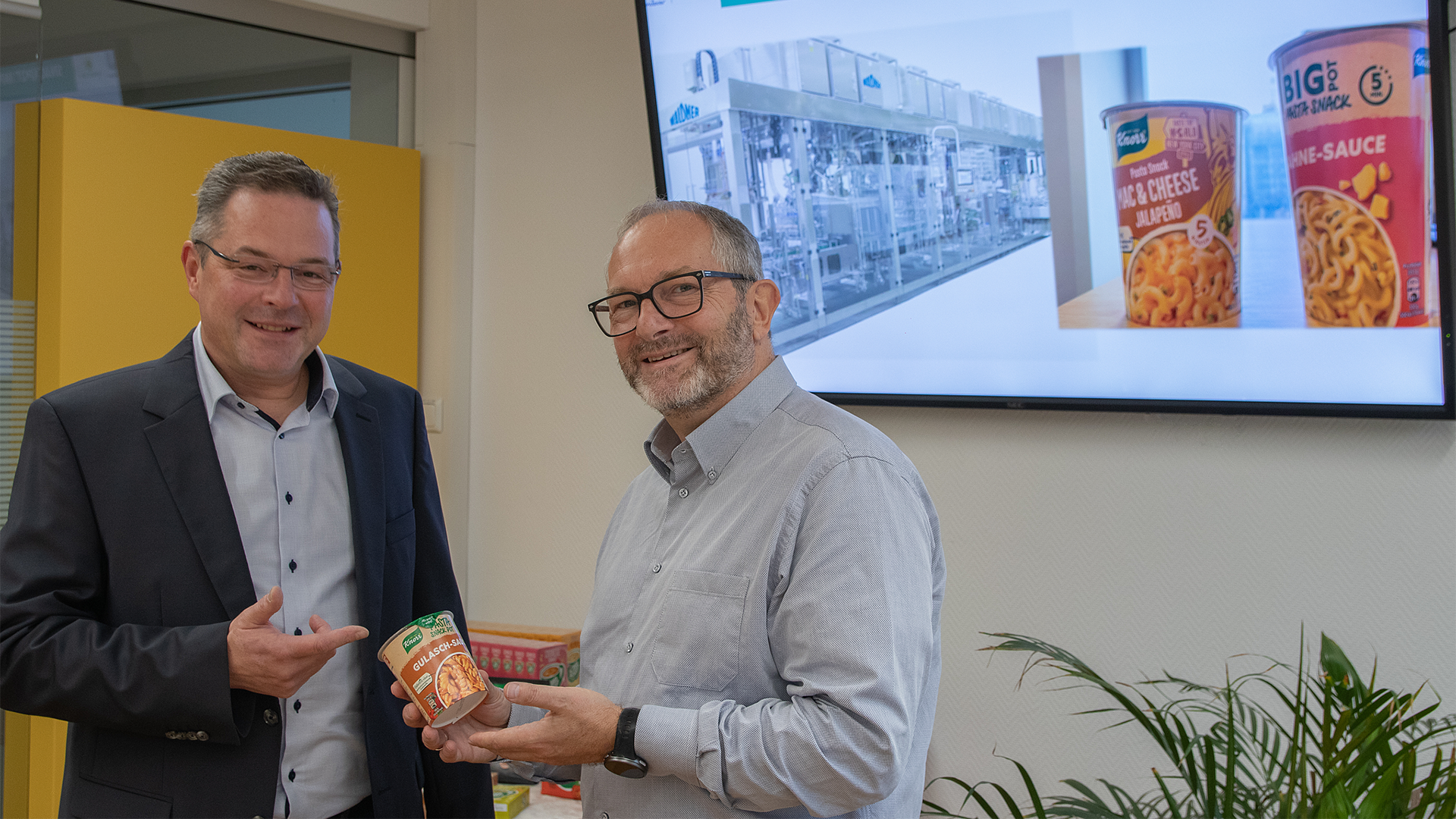 Von links nach rechts: Der Werksleiter von Auerbach, Heiko Röder, zusammen mit dem Oberbürgermeister von Auerbach, Jens Scharff.