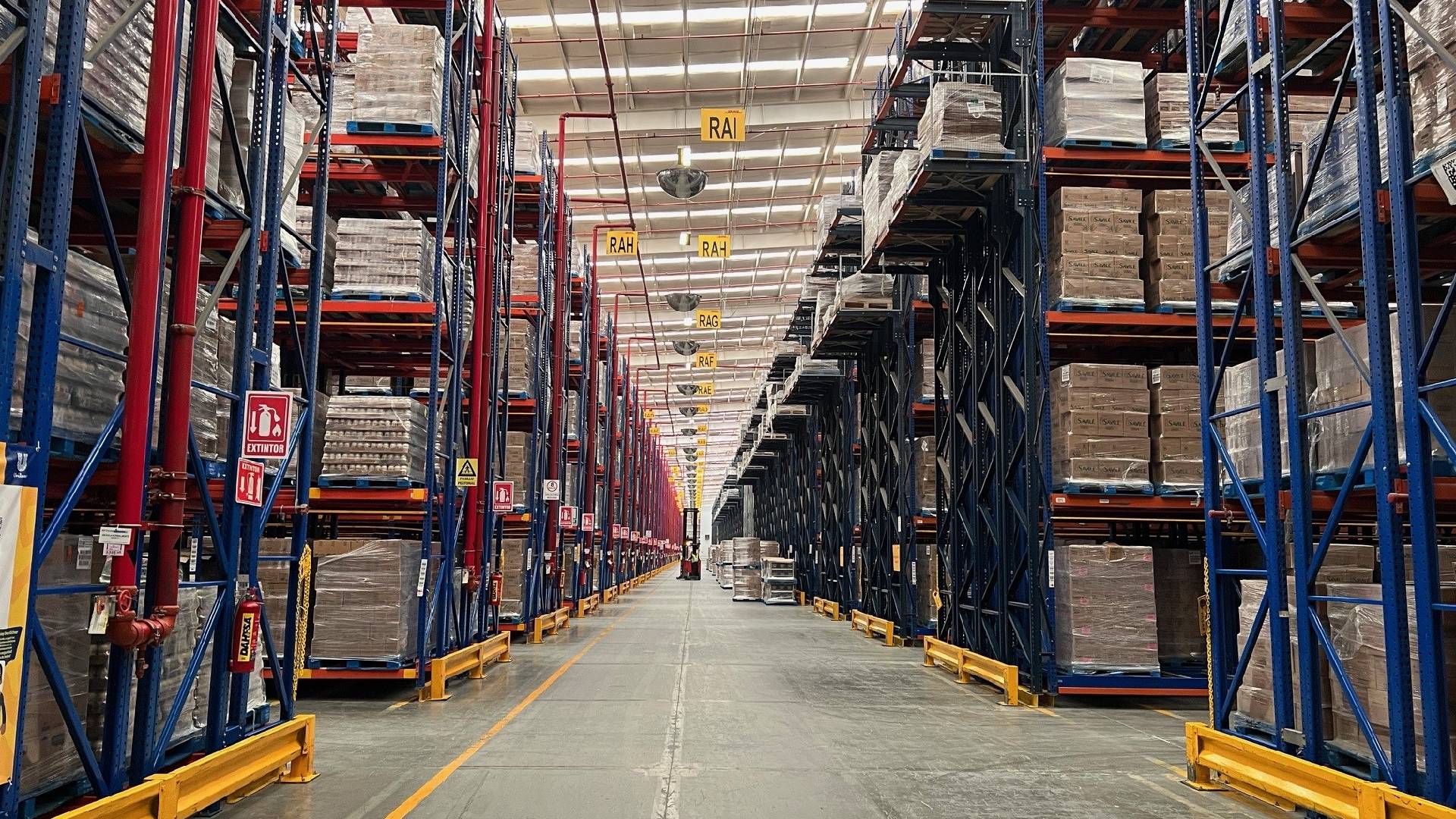Ein Kundenlager mit verpackten Produkten in Regalen