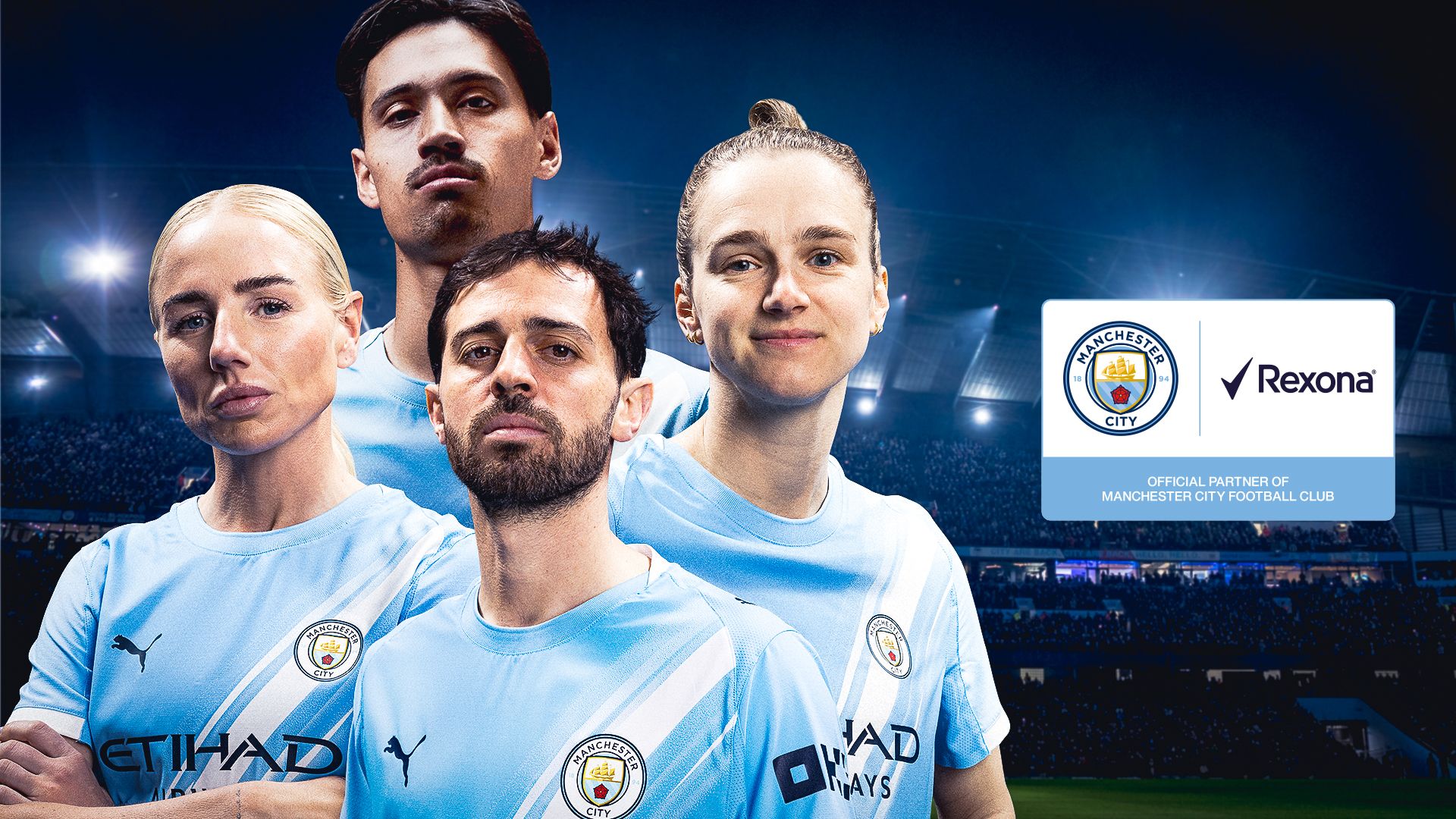 Vier Spieler von Manchester City, darunter Alex Greenwood und Bernardo Silva. Zudem sind die Logos von Rexona und dem Manchester City im Bild zu sehen.