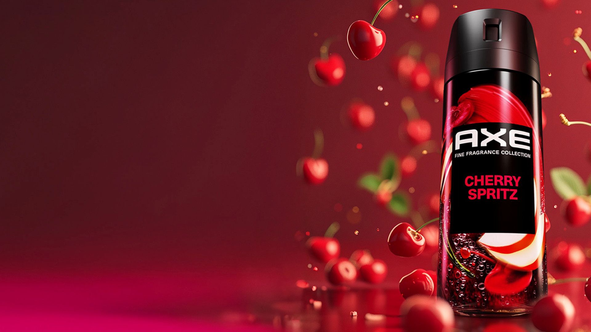 Eine der neuesten Fine-Fragrance-Varianten: Cherry Spritz. Eine schwarze Deodose vor einem roten Hintergrund mit Kirschen.