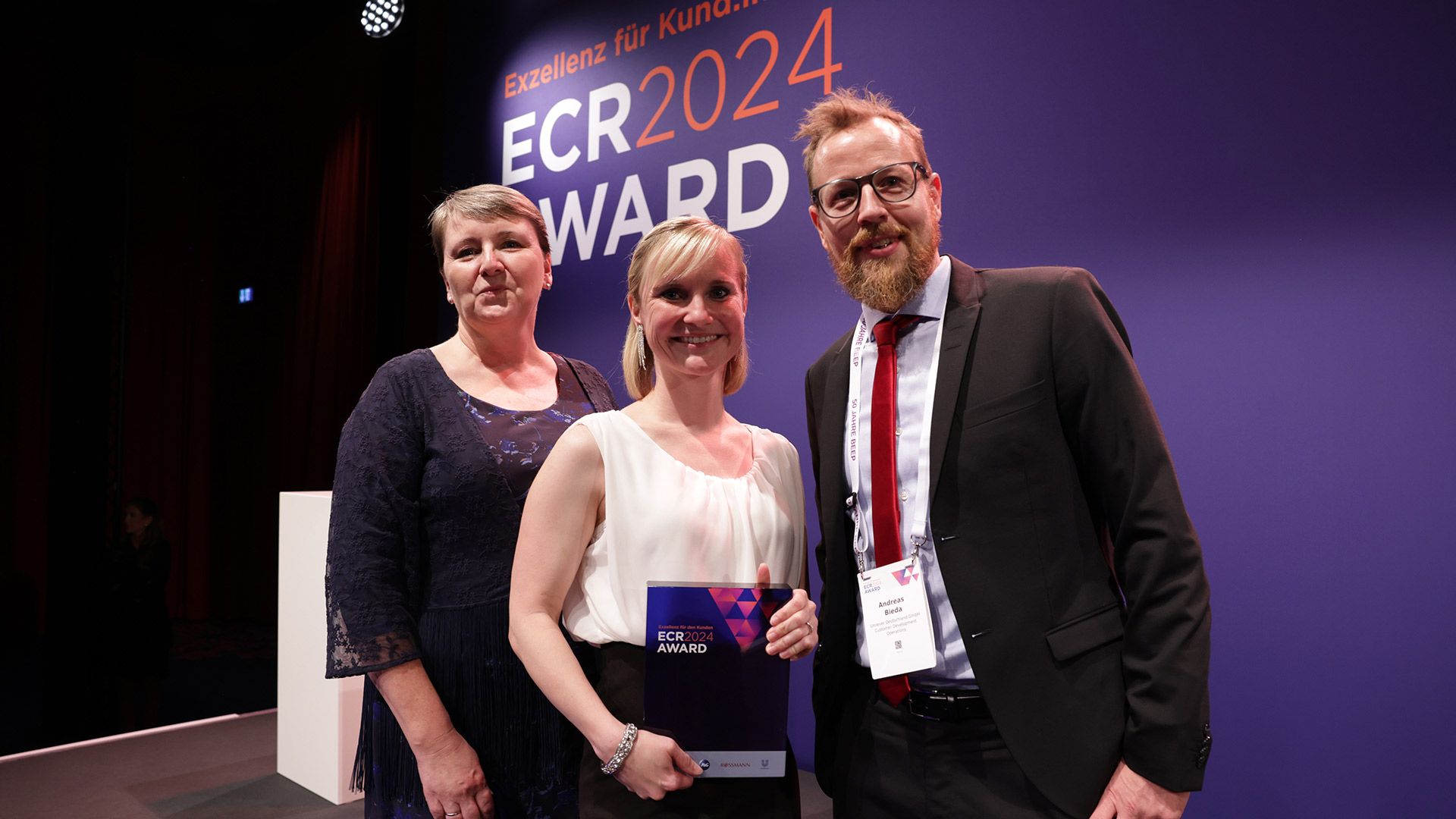 Das Unilever-Team mit dem ECR-Award bei der Preisverleihung