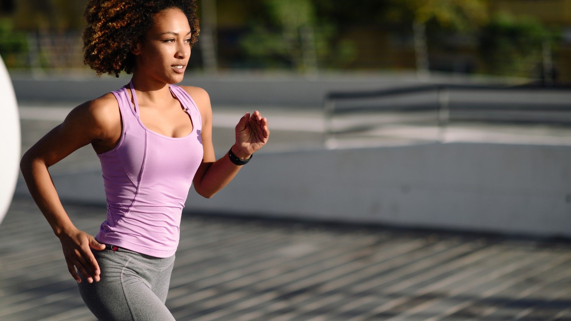 Eine Frau läuft im Freien.