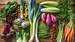 Verschiedene Gemüse nebeneinander auf einem Tisch