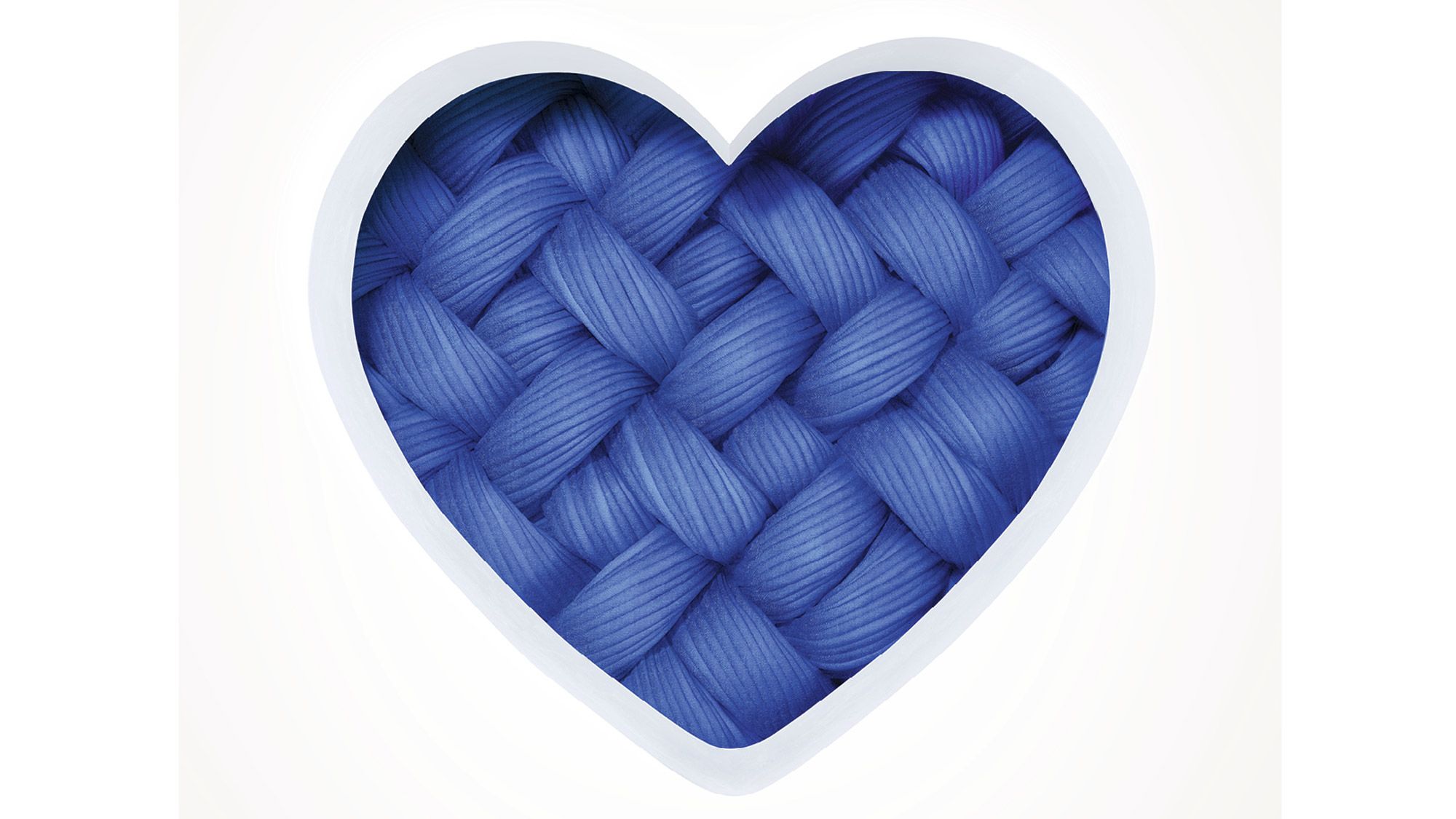 Ein blaues Herz aus Textilfasern.