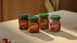 Vier Gläser mit Knorr Kochpasten stehen auf einem weißen Küchentisch. KI hat die Entwicklungszeit für dieses Produkt halbiert.
