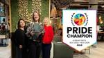 Marlin Mühlhoff, Sarah Schüddekopf und Alexandra Büßer mit dem Pride Champion Award für Unilever.