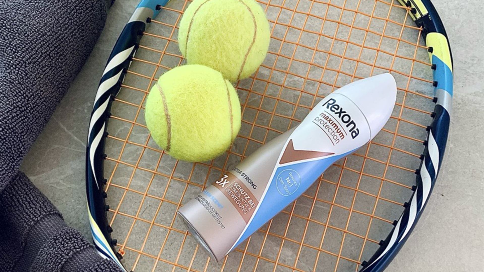 Rexona Deo neben Tennisbällen auf einem Tennisschläger.