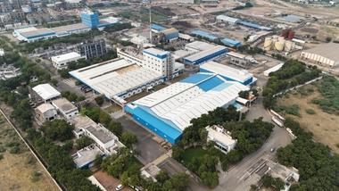 Luftaufnahme des Unilever-Werks in Gandhidham, Indien – ein großes Produktionsgelände mit weißen und blauen Fabrikgebäuden.