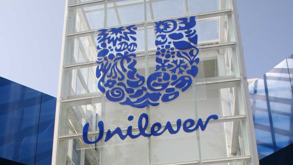 Unilever-Logo an einem Bürogebäude.