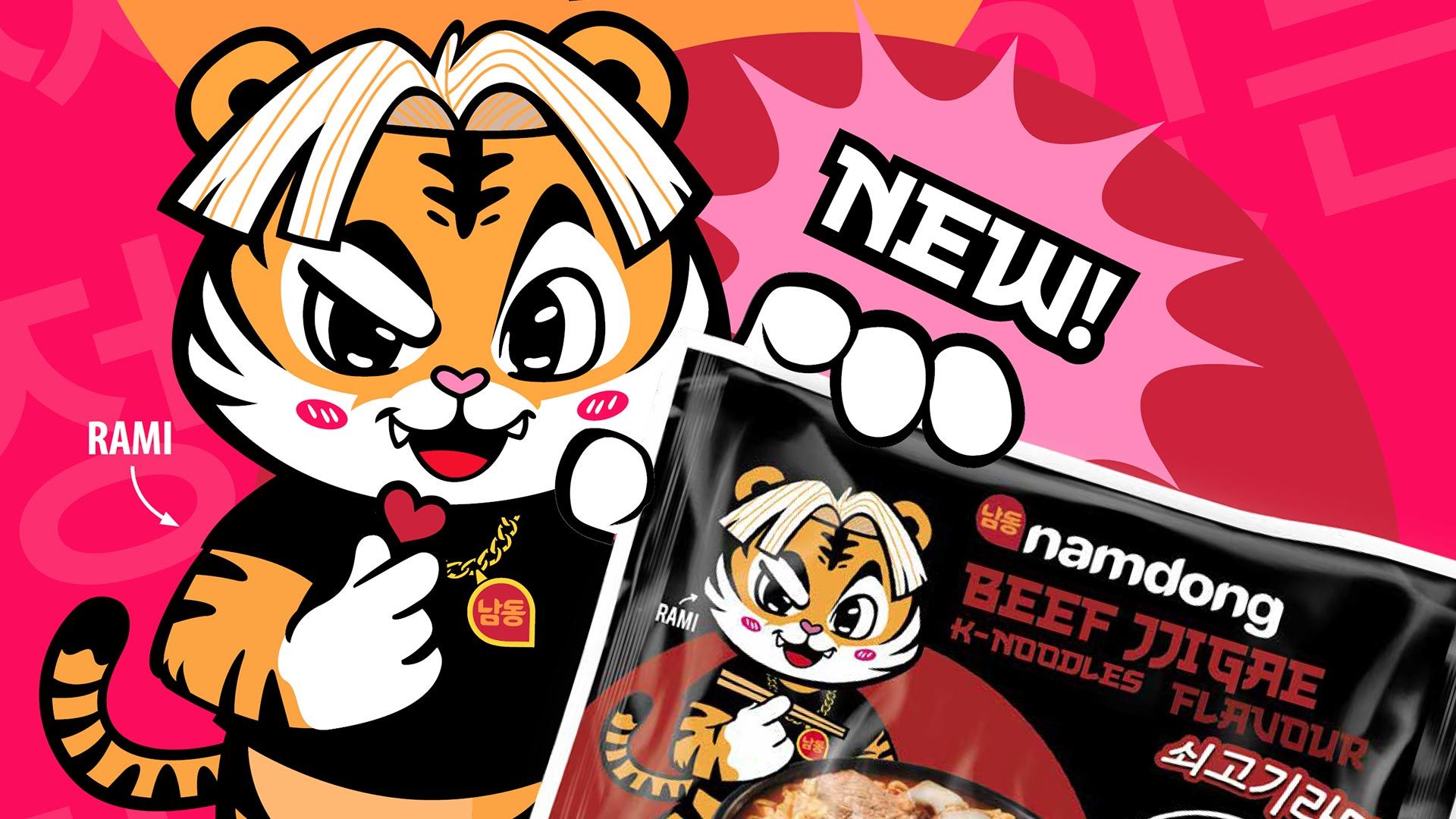 Namdong Markenmaskottchen Rami links neben einer Packung Namdong im Block-Format in der Variante Beef Jjigae