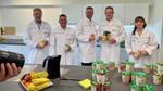 Gruppenfoto von Werksleiter Heiko Röder & Unilever-Team und Martin Dulig beim Besuch der Knorr-Fabrik.
