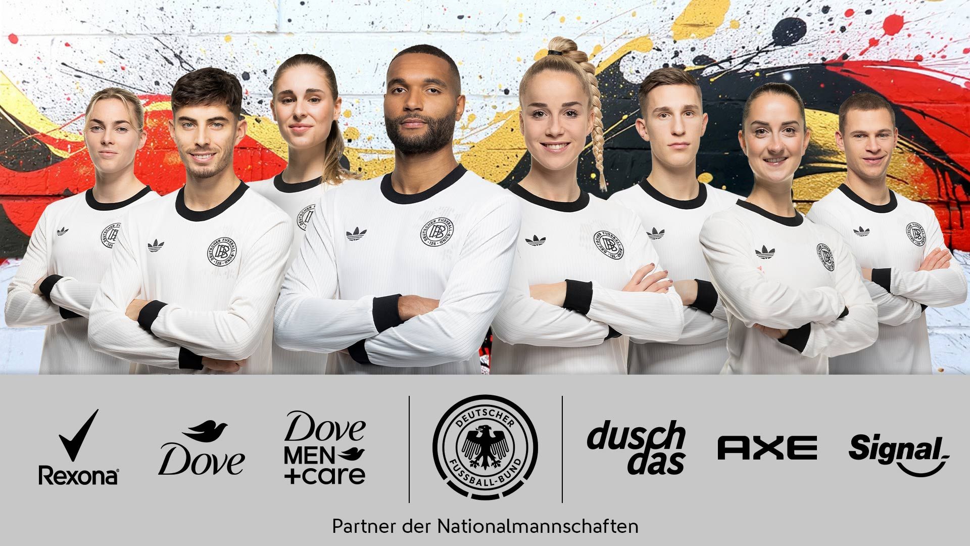 Vier Spieler*innen und vier Spieler der Frauen- & Männer-Nationalmannschaft stehen nebeneinander, darunter die Logos von Unilevers Körperpflegemarken.
