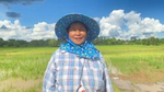 Vari Ban Yen, durch die Maßnahmen von Unilever zur Förderung der regenerativen Landwirtschaft in Thailand unterstützter Reisbauer.
