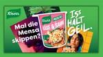 Knorr „Iss halt geil“ Kampagnenmotiv. Auf grünem Hintergrund steht „Mal die Mensa skippen?“, eine Frau isst einen Knorr Pasta Pot.