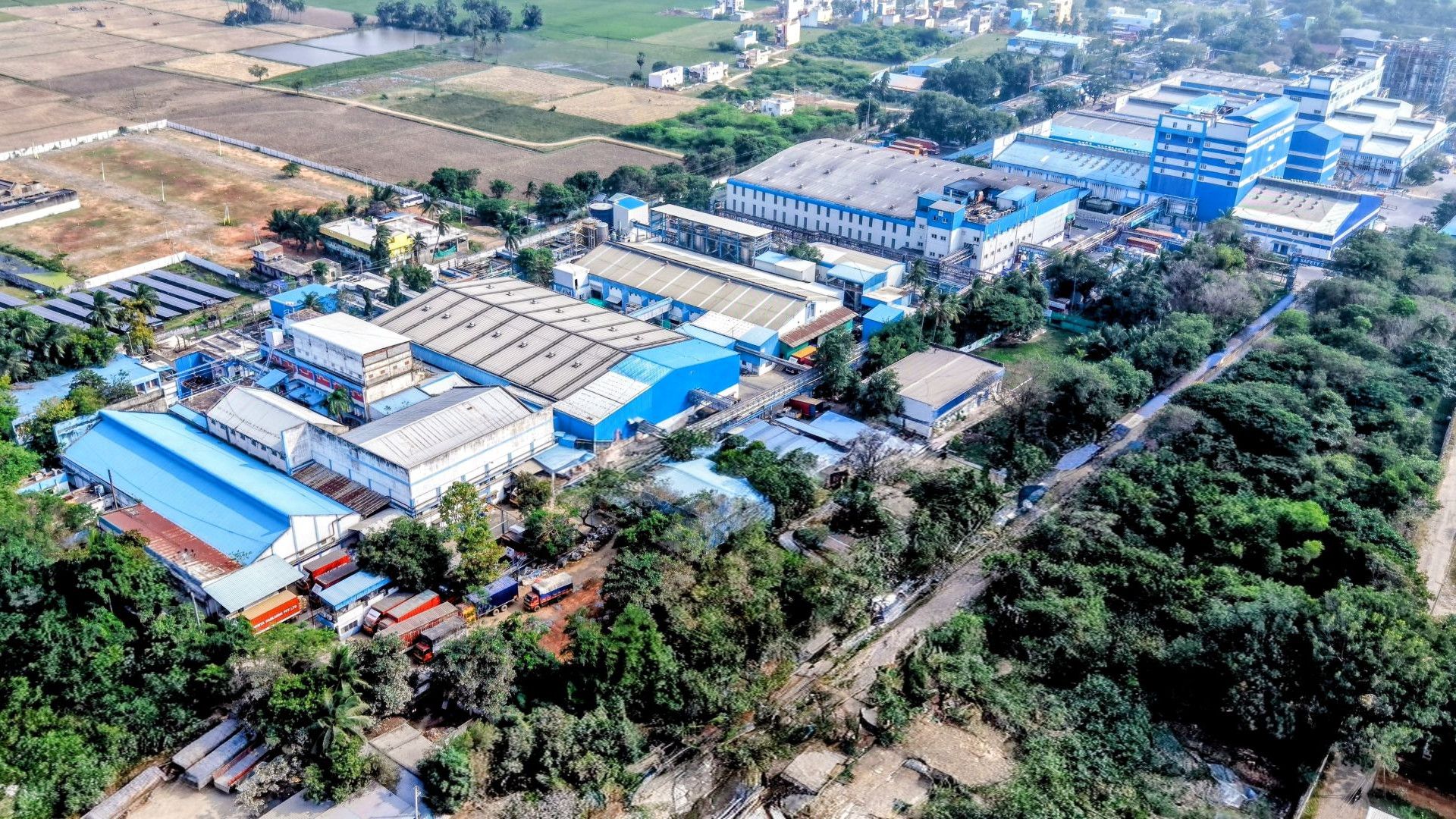 Luftaufnahme der aus großen, in Weiß und Blau gehaltenen Industriegebäude bestehenden Unilever-Fabrik für Haushaltspflegeprodukten in Pondicherry, Indien.