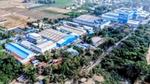 Luftaufnahme der aus großen, in Weiß und Blau gehaltenen Industriegebäude bestehenden Unilever-Fabrik für Haushaltspflegeprodukten in Pondicherry, Indien.