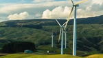 Inmitten grüner Wiesen erzeugen mehrere Windräder erneuerbare Energie, die ein wichtiger Bestandteil der Klimaschutzpläne vieler Unternehmen ist.