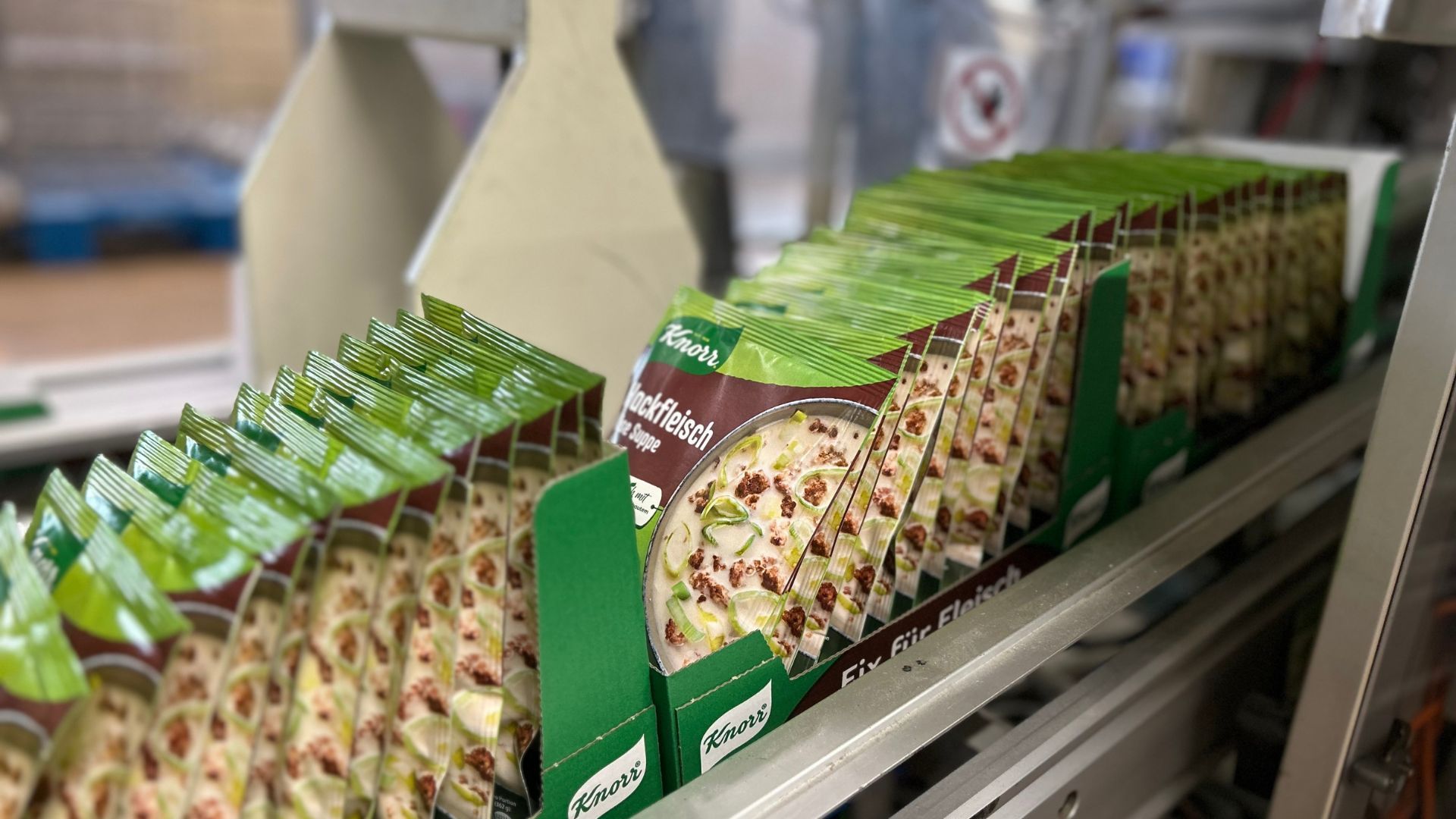 Knorr-Produkte in Kartons auf einer Fertigungslinie