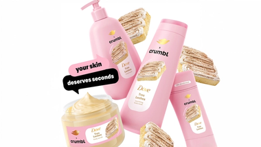 Produkte aus der limitierten Edition Dove x Crumbl Tres Leches in leuchtend pinkfarbener Verpackung.