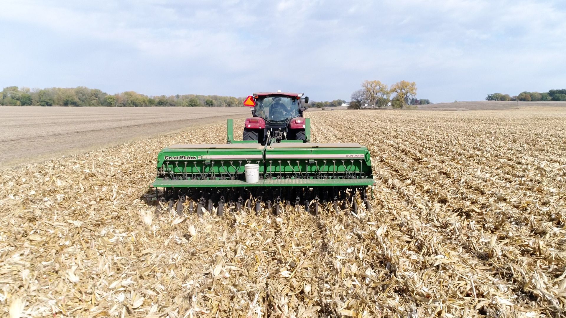 Landwirt auf einem Traktor bei der Arbeit mit Feldfrüchten